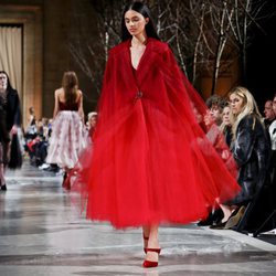 Abrigo de tul rojo de la colección de Oscar de la Renta otoño/invierno 2018 en la Nueva York Fashion Week