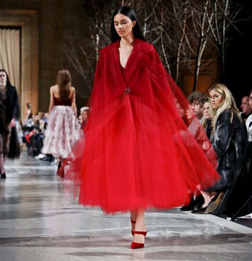 Abrigo de tul rojo de la colección de Oscar de la Renta otoño/invierno 2018 en la Nueva York Fashion Week