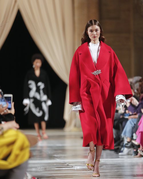 Abrigo cocoon rojo de la colección de Oscar de la Renta otoño/invierno 2018 en la Nueva York Fashion Week