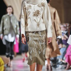 Falda y suéter con estampado floral de la colección de Oscar de la Renta otoño/invierno 2018 en la Nueva York Fashion Week