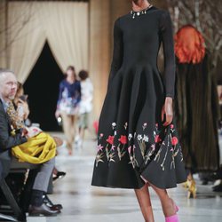 Vestido negro con estampado floral de la colección de Oscar de la Renta otoño/invierno 2018 en la Nueva York Fashion Week
