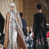Vestido de transparencias florales de la colección de Oscar de la Renta otoño/invierno 2018 en la Nueva York Fashion Week