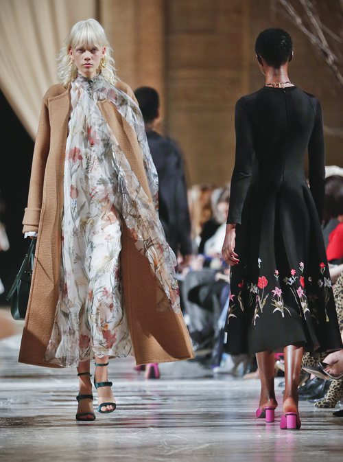 Vestido de transparencias florales de la colección de Oscar de la Renta otoño/invierno 2018 en la Nueva York Fashion Week