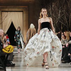 Vestido blanco roto de transparencias de la colección de Oscar de la Renta otoño/invierno 2018 en Nueva York Fashion Week