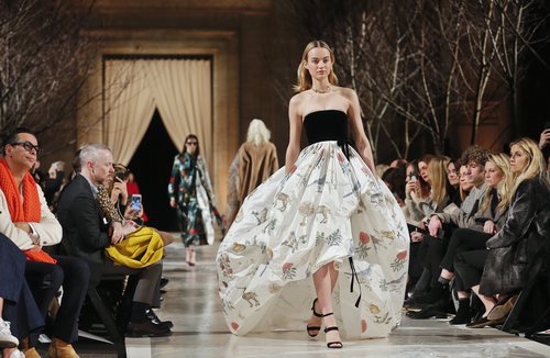 Vestido blanco roto de transparencias de la colección de Oscar de la Renta otoño/invierno 2018 en Nueva York Fashion Week
