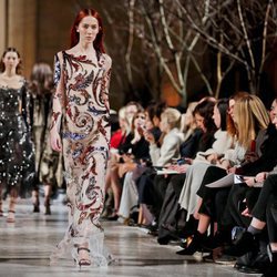 Vestido ceñido con estampados de la colección de Oscar de la Renta otoño/invierno 2018 en la Nueva York Fashion Week