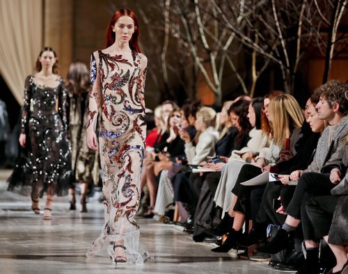 Vestido ceñido con estampados de la colección de Oscar de la Renta otoño/invierno 2018 en la Nueva York Fashion Week