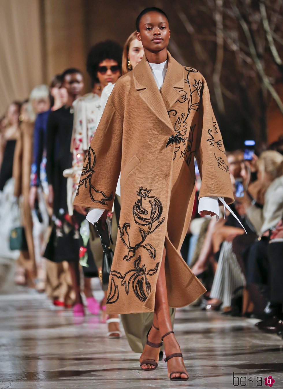 Abrigo cocoon marrón de la colección de Oscar de la Renta otoño/invierno 2018 en la Nueva York Fashion Week