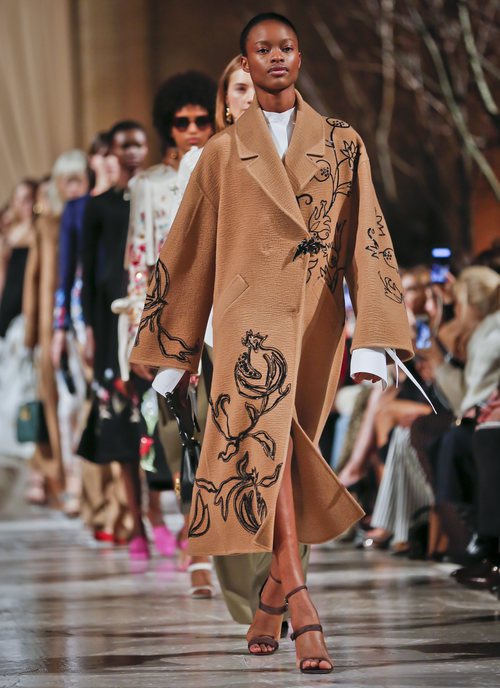 Abrigo cocoon marrón de la colección de Oscar de la Renta otoño/invierno 2018 en la Nueva York Fashion Week