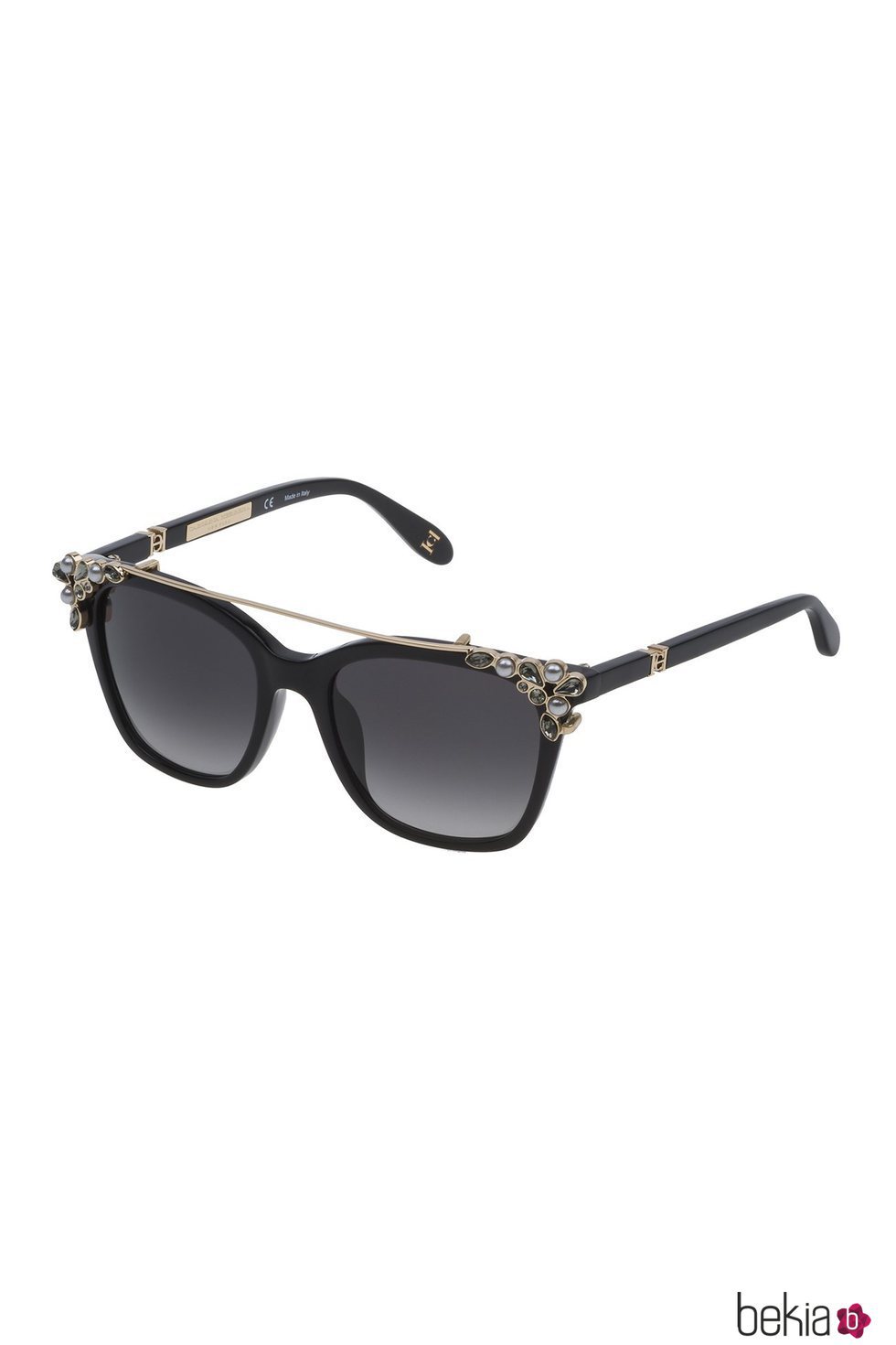 Carolina Herra presenta su nuevo modelo de gafas en color negro con el clip-on en dorado y tonos plateados 2018