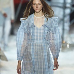 Vestido de gasa patchwork azul de la colección Calvin Klein otoño 2018 en la Nueva York Fashion Week