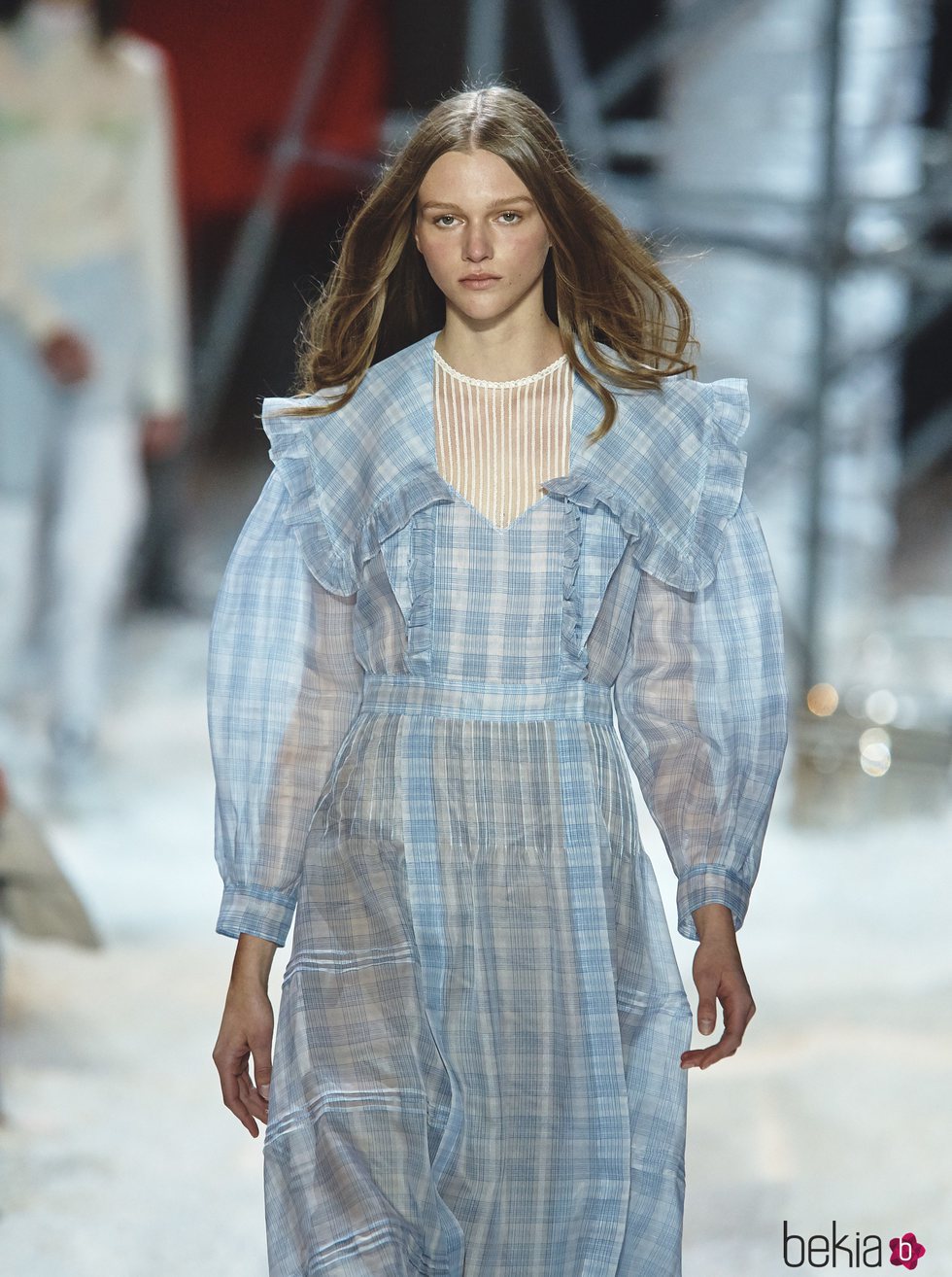 Vestido de gasa patchwork azul de la colección Calvin Klein otoño 2018 en la Nueva York Fashion Week