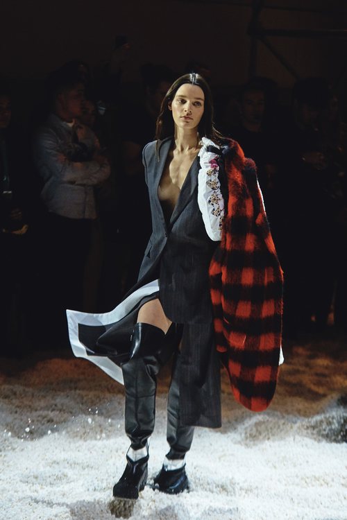 Abrigo largo negro con botas de goma de la colección Calvin Klein otoño 2018 en la Nueva York Fashion Week