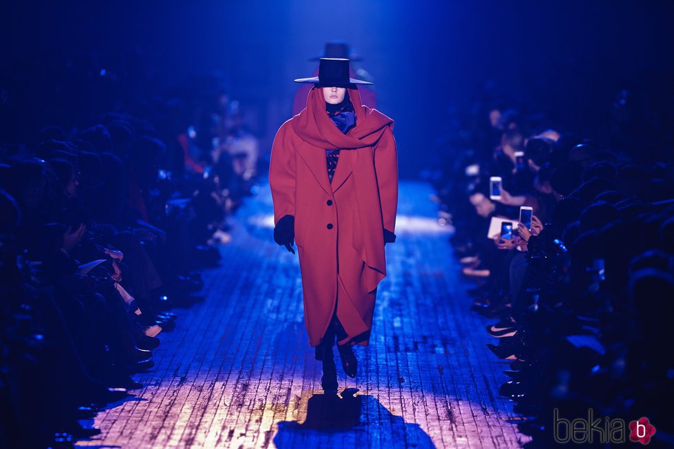 Abrigo rojo de gran volumen de Marc Jacobs para otoño 2018 en la Nueva York Fashion Week