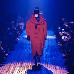 Abrigo rojo de gran volumen de Marc Jacobs para otoño 2018 en la Nueva York Fashion Week