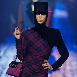 Vestido de cuadros azul y rojo de Marc Jacobs para otoño 2018 en la Nueva York Fashion Week