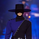 Suéter negro y azul marino de Marc Jacobs para otoño 2018 en la Nueva York Fashion Week