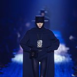 Abrigo grande azul marino de Marc Jacobs para otoño 2018 en la Nueva York Fashion Week