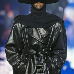 Gabardina negra de cuero de Marc Jacobs para otoño 2018 en la Nueva York Fashion Week