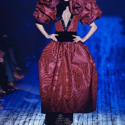 Vestido rojo largo con volumen de Marc Jacobs para otoño 2018 en la Nueva York Fashion Week