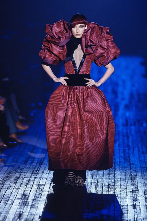 Vestido rojo largo con volumen de Marc Jacobs para otoño 2018 en la Nueva York Fashion Week