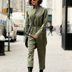 Victoria Beckham con un conjunto verde militar por las calles de New York 2018