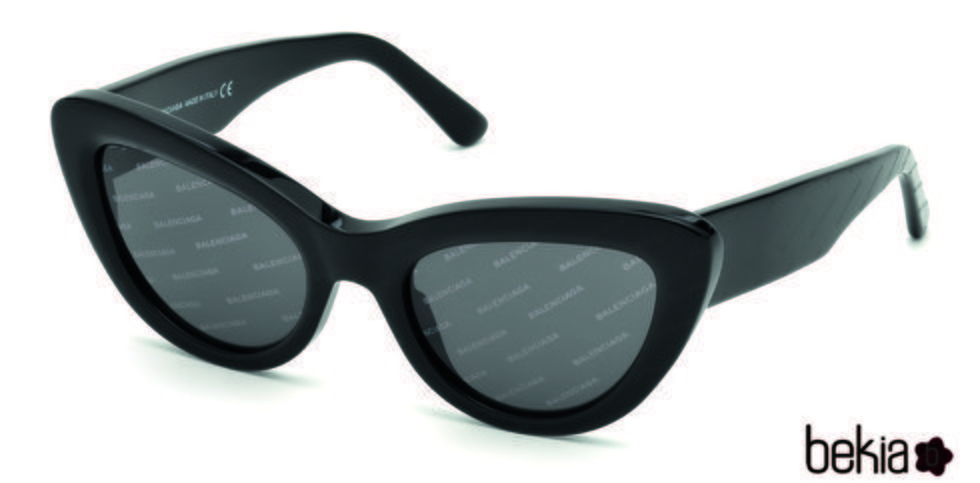 Modelo de gafas de sol en color negro de la firma Balenciaga de la nueva colección Primavera/Verano 2018