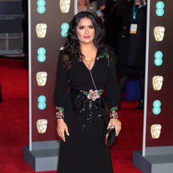 Salma Hayek con su vestido negro de Gucci en la alfombra roja de los Premios BAFTA 2018