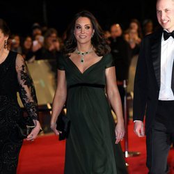 Kate Middleton con un vestido de Jenny Packham en los Premios BAFTA 2018