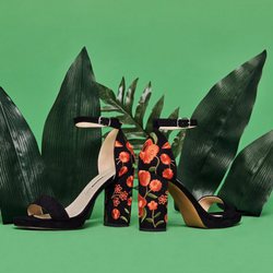 Sandalias de tacón negras con bordados de flores de la colección de Mariamare primavera/verano 2018
