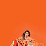 Eva González posa con unas deportivas naranjas para la colección de Mariamare primavera/verano 2018