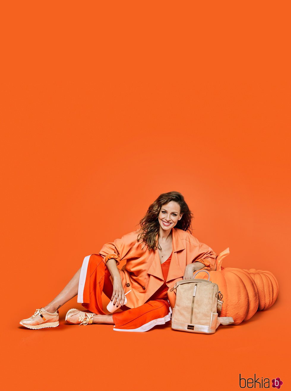Eva González posa con unas deportivas naranjas para la colección de Mariamare primavera/verano 2018