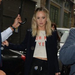 Jennifer Lawrence pasea por las calles de Londres con un pantalón y chaqueta oscuro 2018