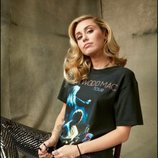 Miley Cyrus con una camiseta negra y un pantalón brillante 2018