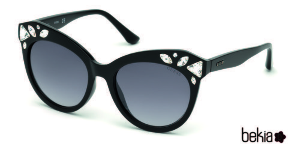 Gafas de sol negras con forma de ojo de gato y brillantes incrustados de la colección de Guess SS18