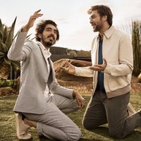 Javier Bardem y Dev Patel posando con zapatillas de colores pastel para Ermenegildo Zegna primavera/verano 2018
