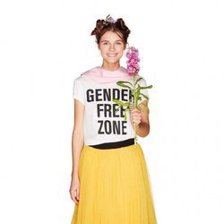 Mujer con camiseta con mensaje de United Colors Of Benetton de la colección para primavera/verano 2018