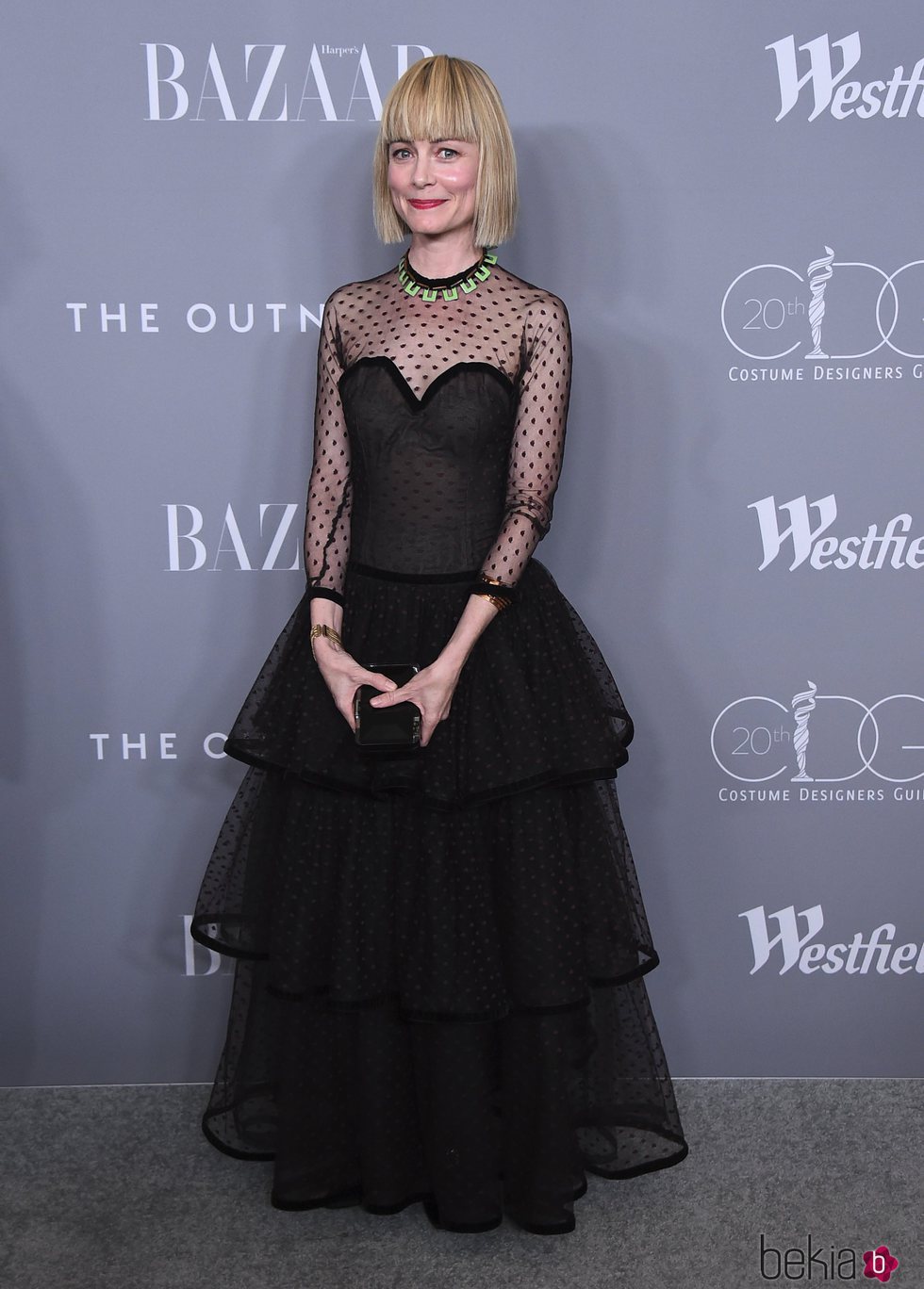 Jennifer Johnson con un vestido negro en los Premios Mejores Diseñadores 2018