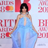 Camila Cabello con un vestido azul celeste con transparencias de Ralph y Russo en los Brit Awards 2018