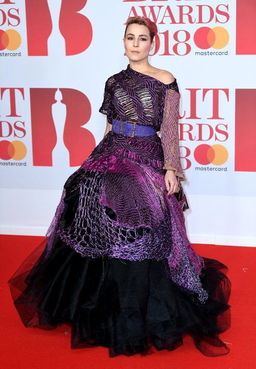 Noomi Rapace con un traje violeta y negro en los Brit Awards 2018