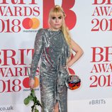Paloma Faith con un traje ceñido plateado en los Brit Awards 2018