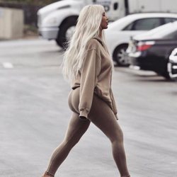 Kim Kardashian paseando con unas mayas y sandalias de tacón 2018