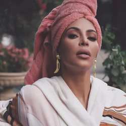 Kim Kardashian con un albornoz y una toalla de pelo 2018