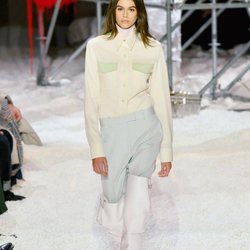 Kaia Gerber desfilando con un outfit en tonos blancos y unas botas blancas 2018