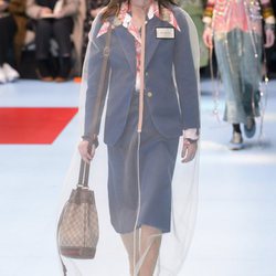 Traje de america estructurada y falda azul de Gucci otoño/invierno 2018/2019 en la Milan Fashion Week