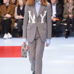 Traje de americana gris con letras estampadas de Gucci otoño/invierno 2018/2019 en la Milan Fashion Week