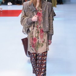 Blusa con estampados florales y pantalones anchos de Gucci otoño/invierno 2018/2019 en la Milan Fashion Week