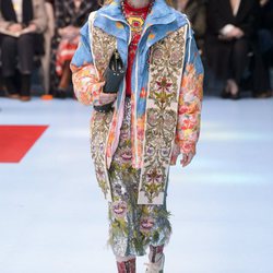 Bomber con estampados florales y falda con plumas de Gucci otoño/invierno 2018/2019 en la Milan Fashion Week
