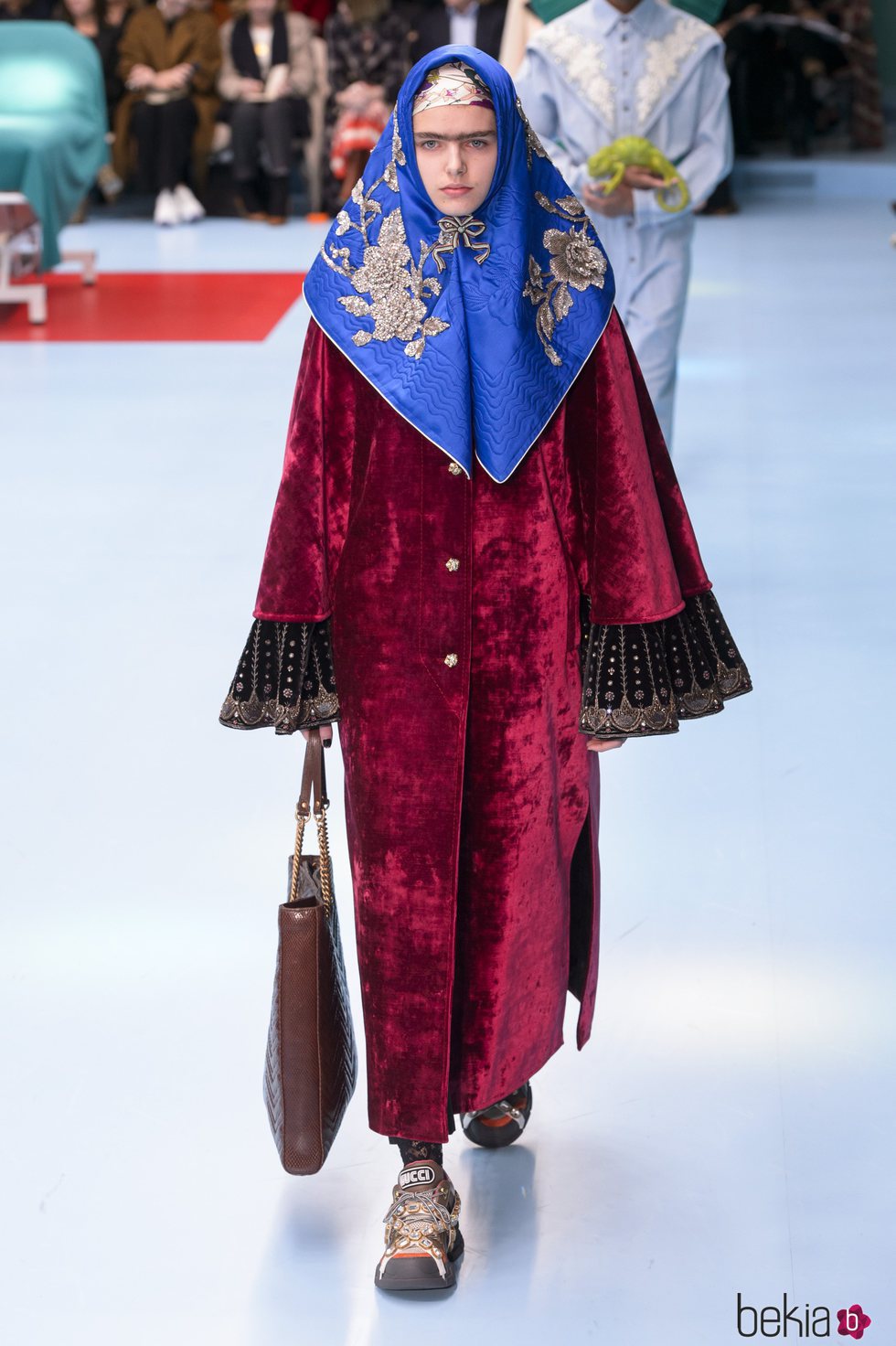 Vestido largo y ancho de terciopelo rojo de Gucci otoño/invierno 2018/2019 en la Milan Fashion Week