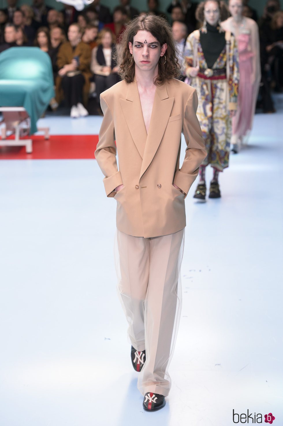 Traje marrón de pantalones con una capa transparente de Gucci otoño/invierno 2018/2019 en la Milan Fashion Week